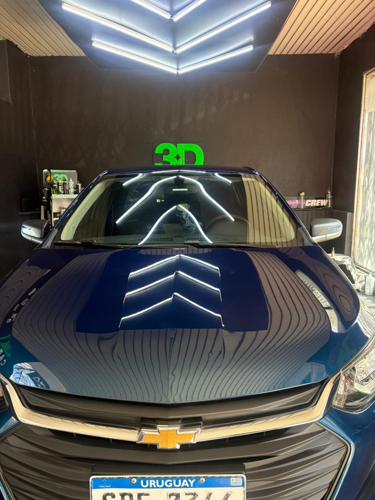 Chevrolet azul con reflejos LED tras detailing
