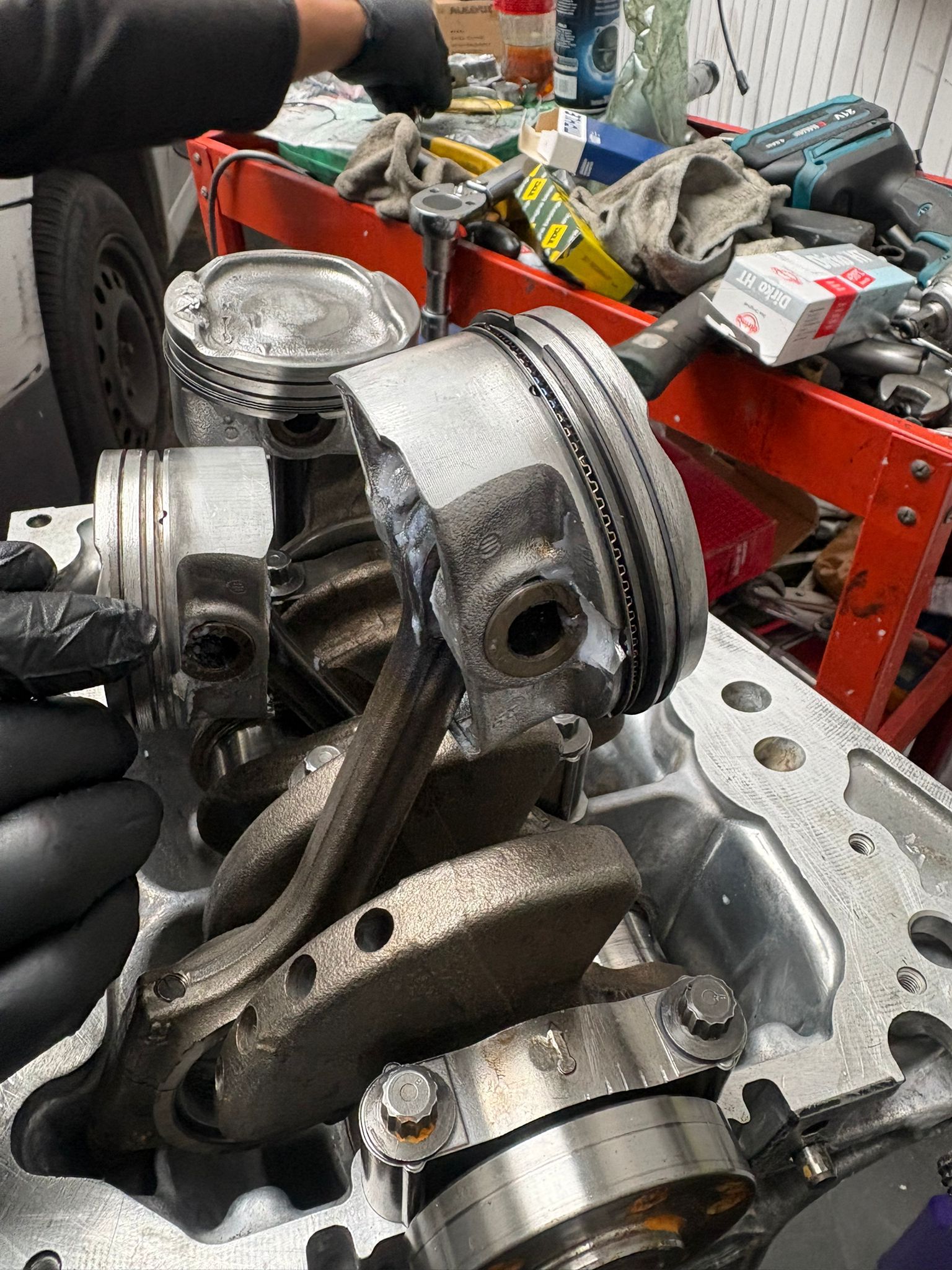 Detalle de pistones y bielas durante reparación de motor