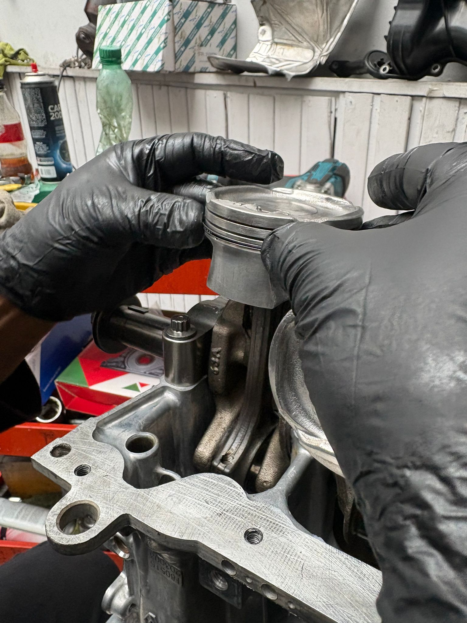 Reparación de pistón y motor en taller mecánico