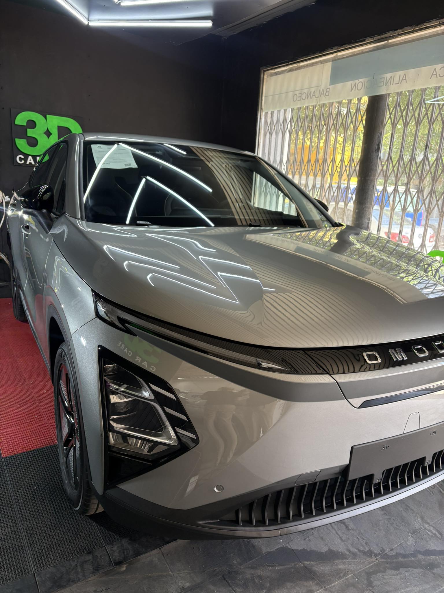 Detalle frontal de Omoda con reflejos nítidos
