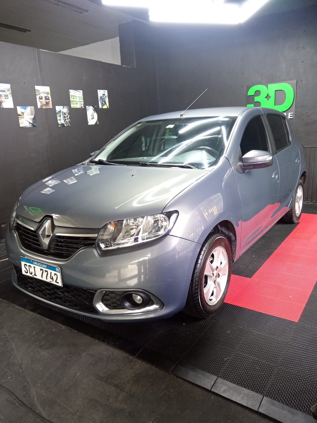Renault gris bajo luces LED de detailing