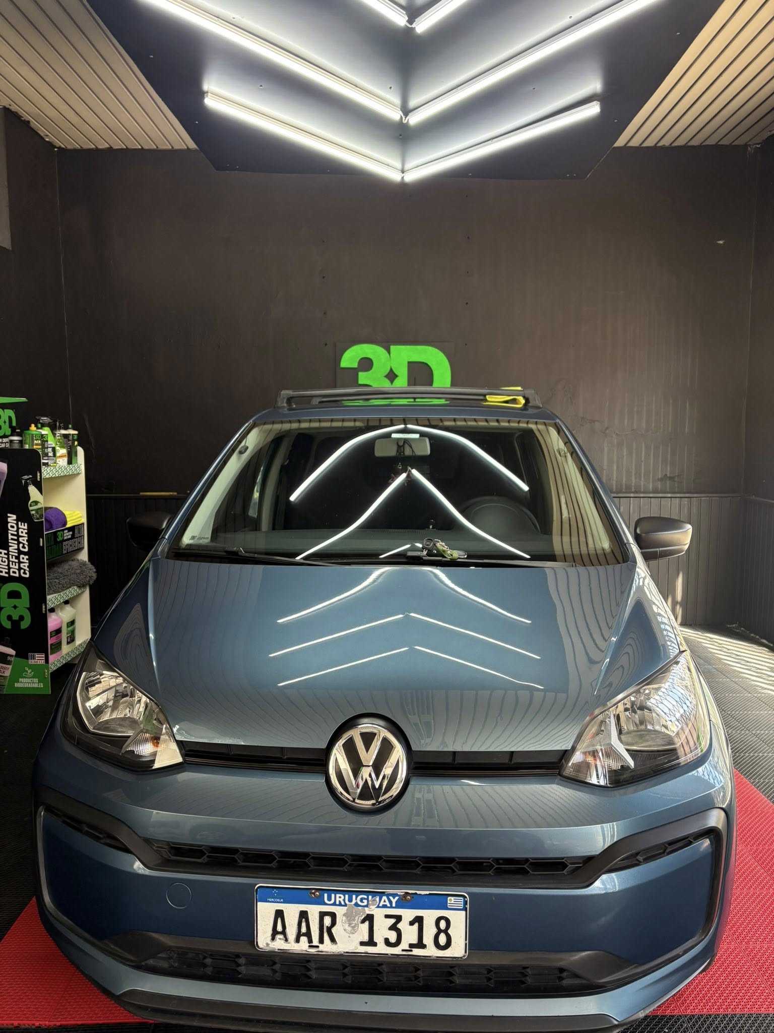 Volkswagen azul con reflejos de acabado